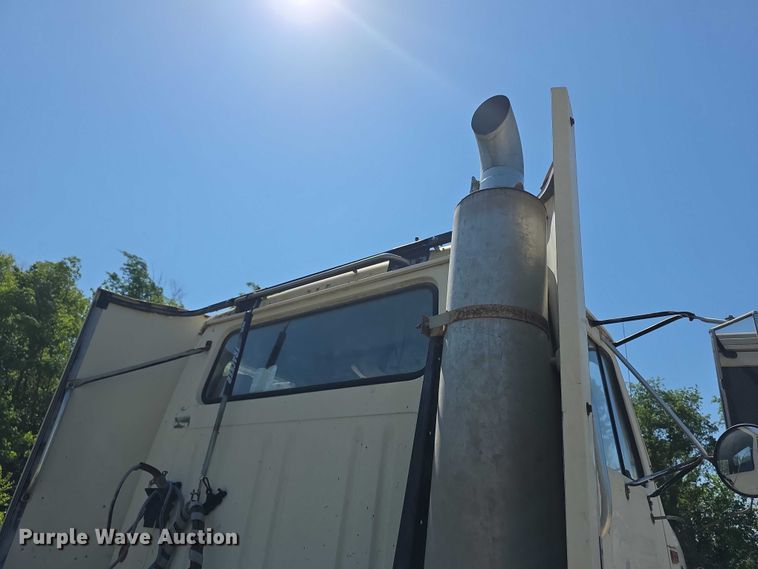 image for item FH6025 1988 International 8300 semi truck