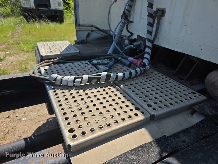 image for item FH6025 1988 International 8300 semi truck