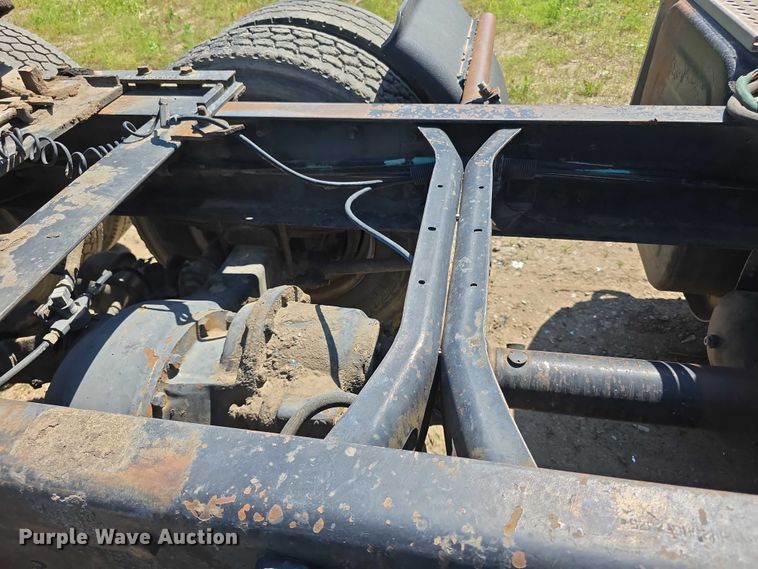 image for item FH6025 1988 International 8300 semi truck