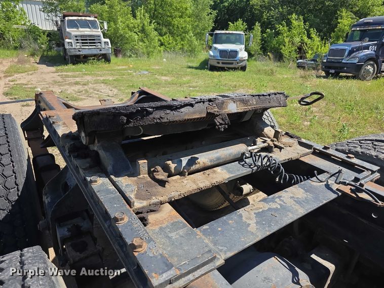 image for item FH6025 1988 International 8300 semi truck