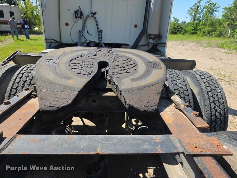 image for item FH6025 1988 International 8300 semi truck