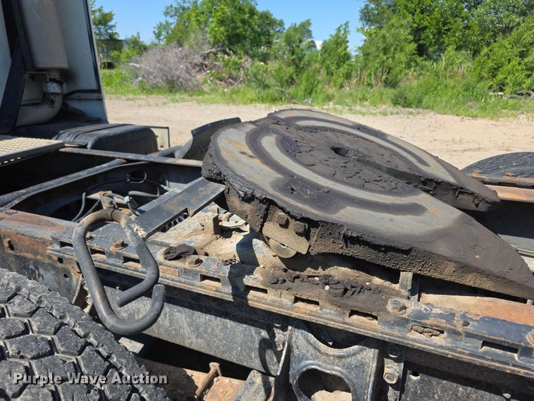 image for item FH6025 1988 International 8300 semi truck