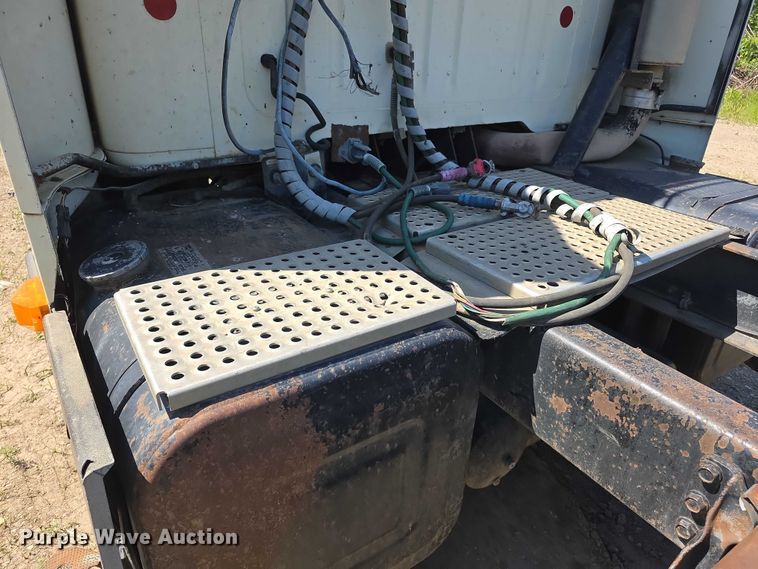 image for item FH6025 1988 International 8300 semi truck
