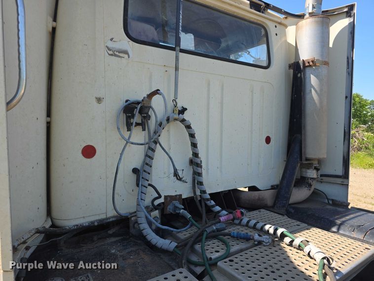 image for item FH6025 1988 International 8300 semi truck