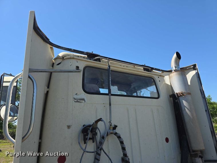 image for item FH6025 1988 International 8300 semi truck