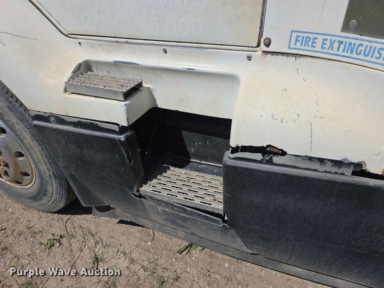 image for item FH6025 1988 International 8300 semi truck