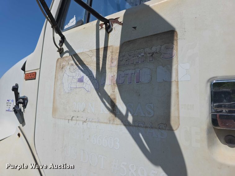 image for item FH6025 1988 International 8300 semi truck