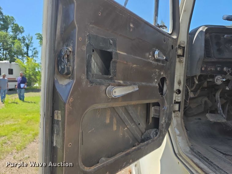 image for item FH6025 1988 International 8300 semi truck
