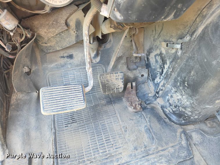 image for item FH6025 1988 International 8300 semi truck