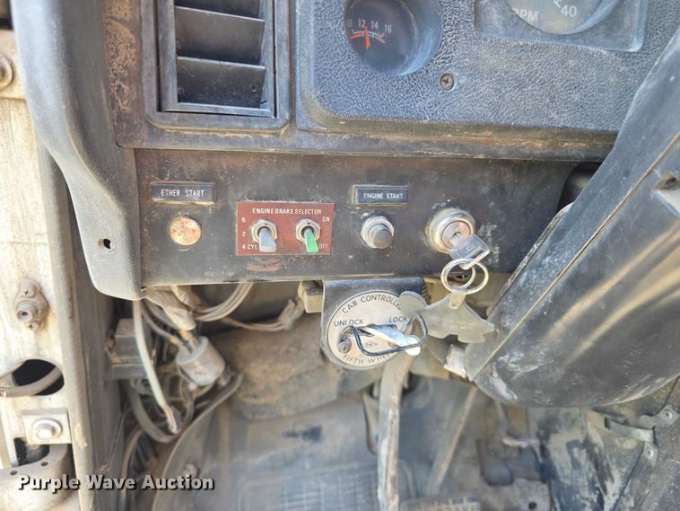 image for item FH6025 1988 International 8300 semi truck