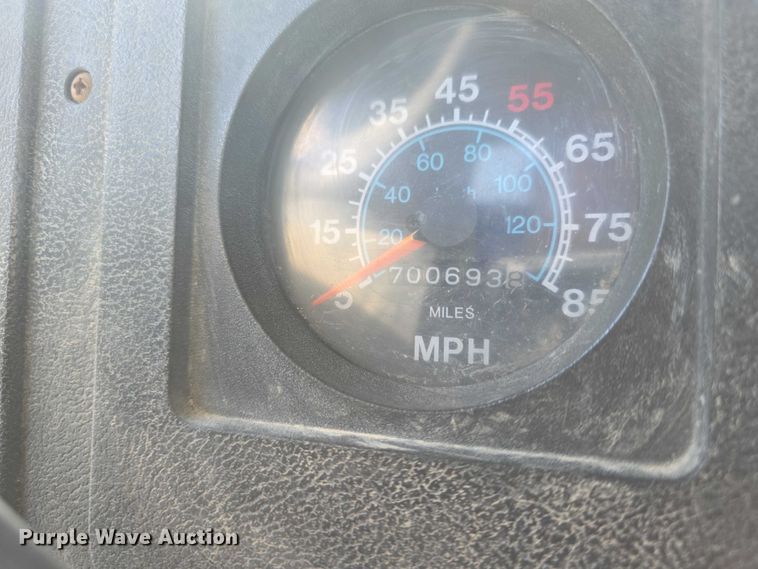 image for item FH6025 1988 International 8300 semi truck