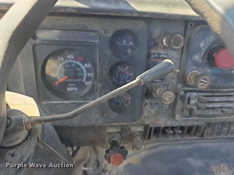 image for item FH6025 1988 International 8300 semi truck