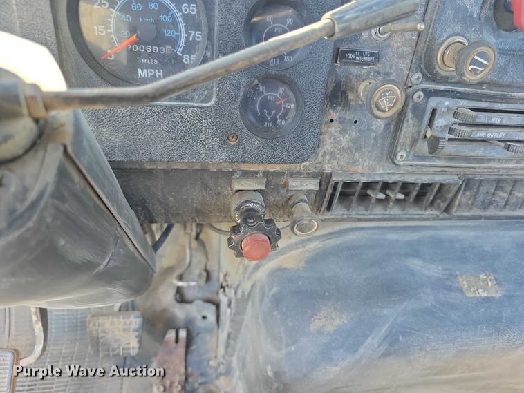 image for item FH6025 1988 International 8300 semi truck