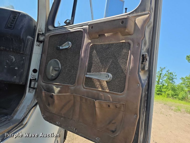 image for item FH6025 1988 International 8300 semi truck