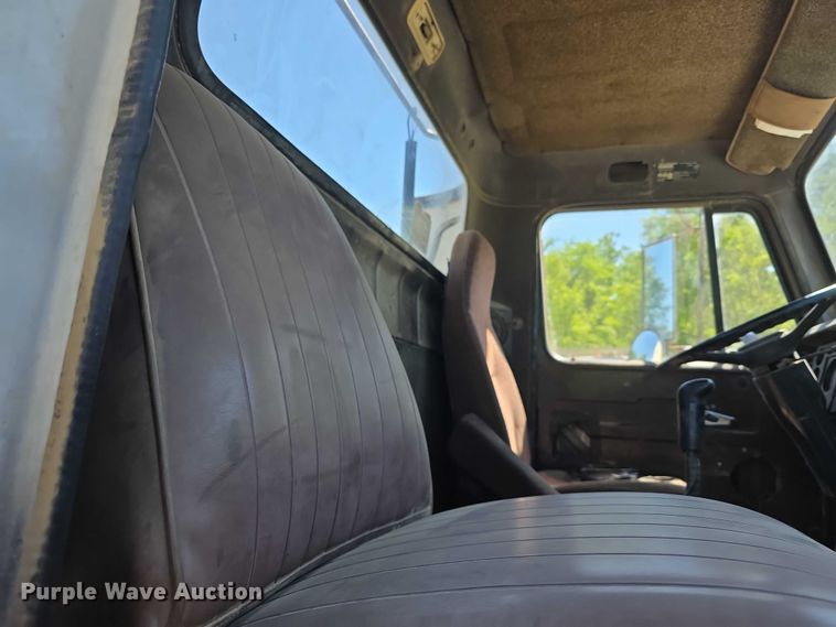 image for item FH6025 1988 International 8300 semi truck