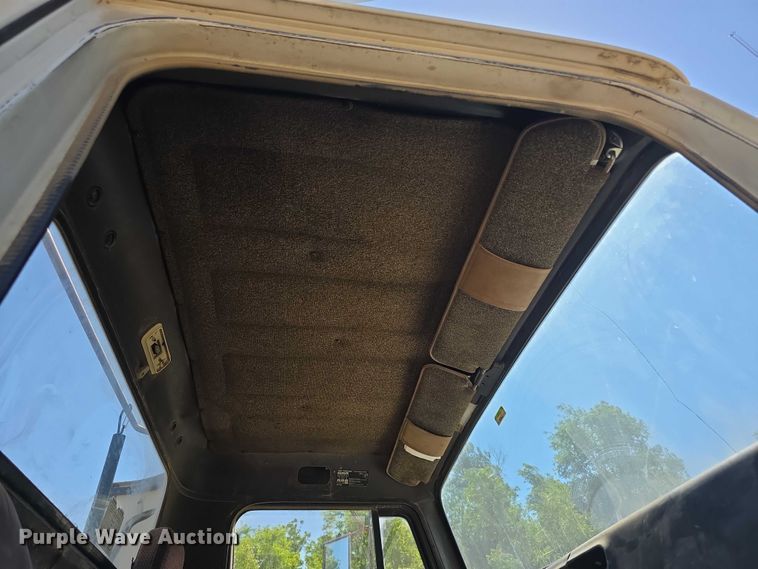 image for item FH6025 1988 International 8300 semi truck