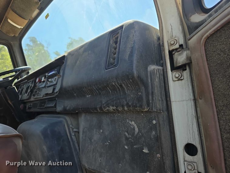 image for item FH6025 1988 International 8300 semi truck