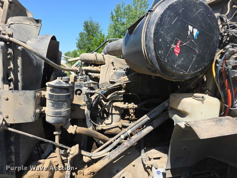image for item FH6025 1988 International 8300 semi truck