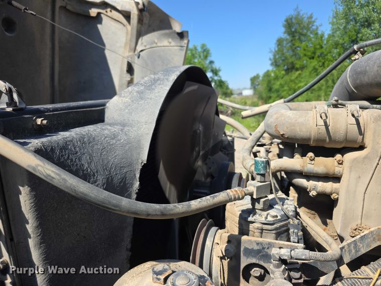 image for item FH6025 1988 International 8300 semi truck