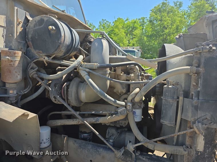 image for item FH6025 1988 International 8300 semi truck
