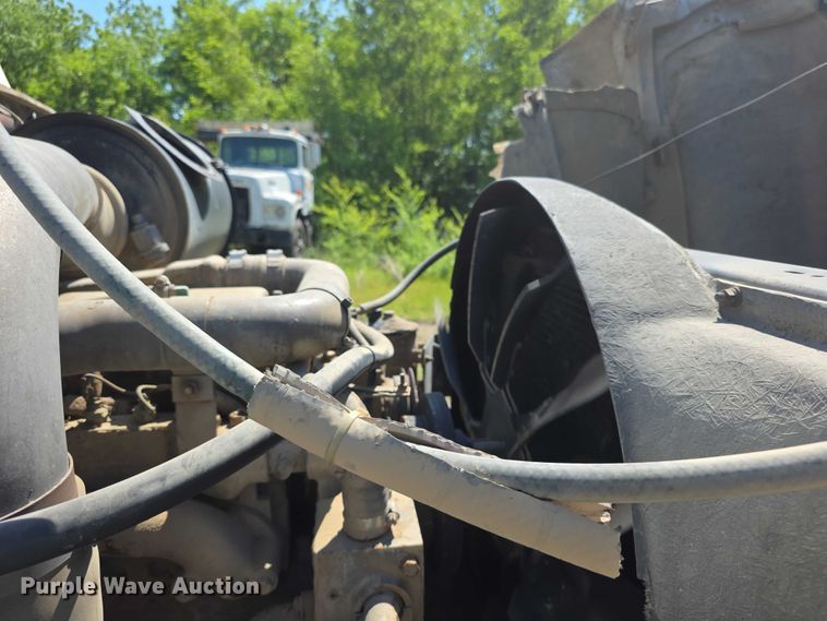 image for item FH6025 1988 International 8300 semi truck