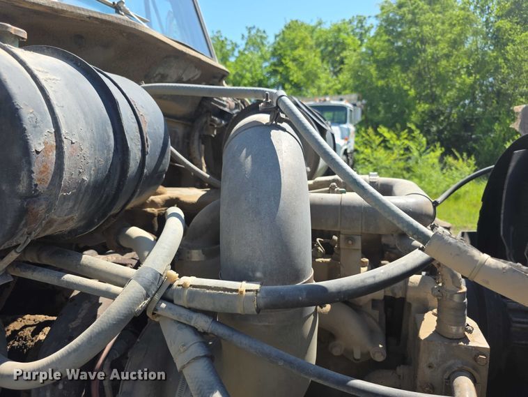 image for item FH6025 1988 International 8300 semi truck