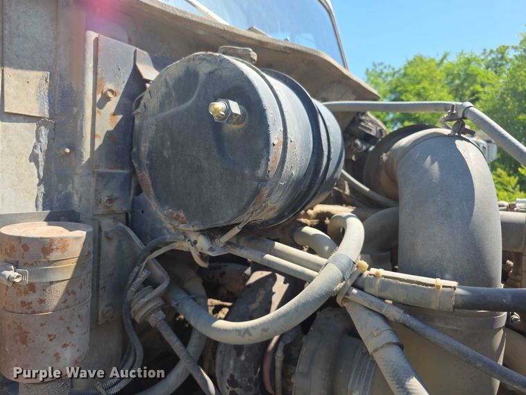 image for item FH6025 1988 International 8300 semi truck