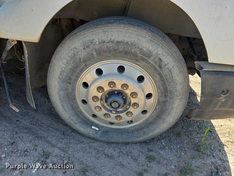 image for item FH6025 1988 International 8300 semi truck