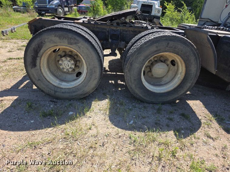 image for item FH6025 1988 International 8300 semi truck