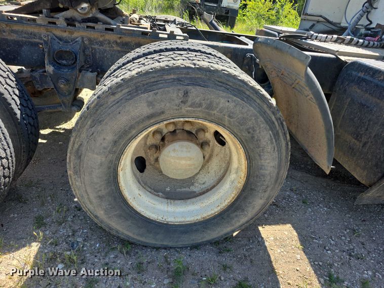 image for item FH6025 1988 International 8300 semi truck