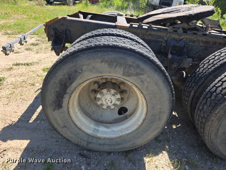 image for item FH6025 1988 International 8300 semi truck