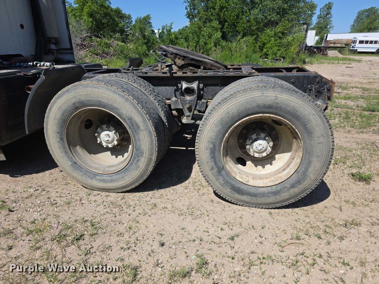 image for item FH6025 1988 International 8300 semi truck