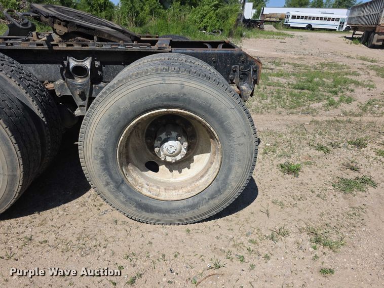 image for item FH6025 1988 International 8300 semi truck