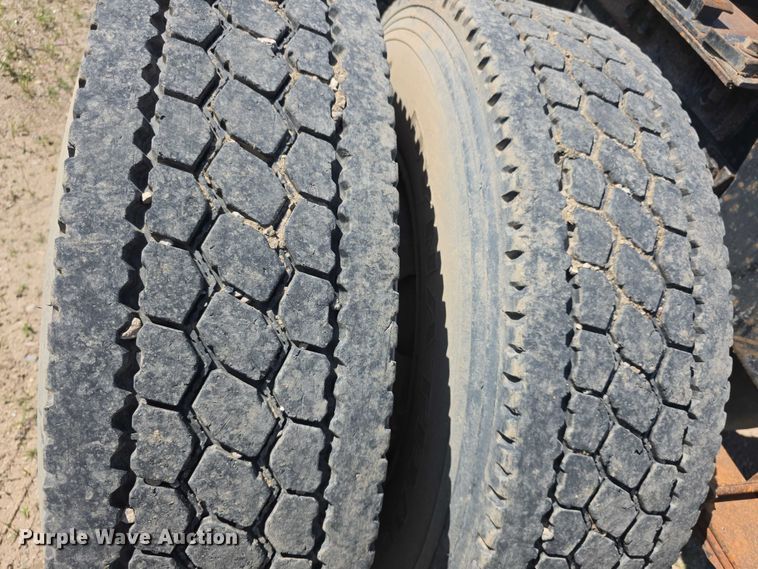 image for item FH6025 1988 International 8300 semi truck