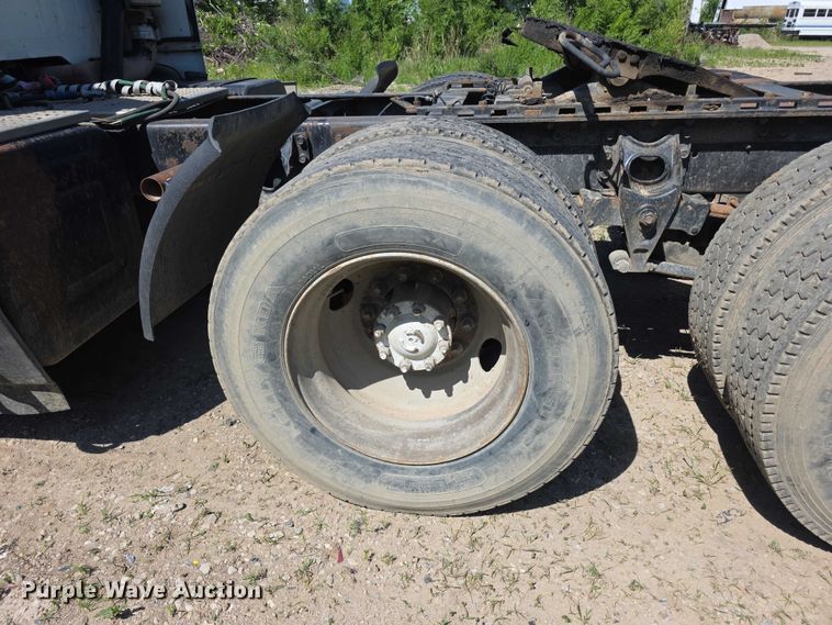 image for item FH6025 1988 International 8300 semi truck