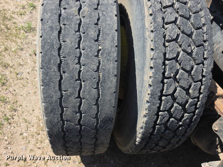 image for item FH6025 1988 International 8300 semi truck