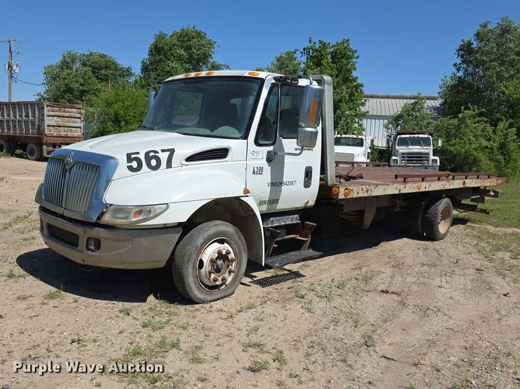 image for item FH6026 2002 International 4300 rollback truck
