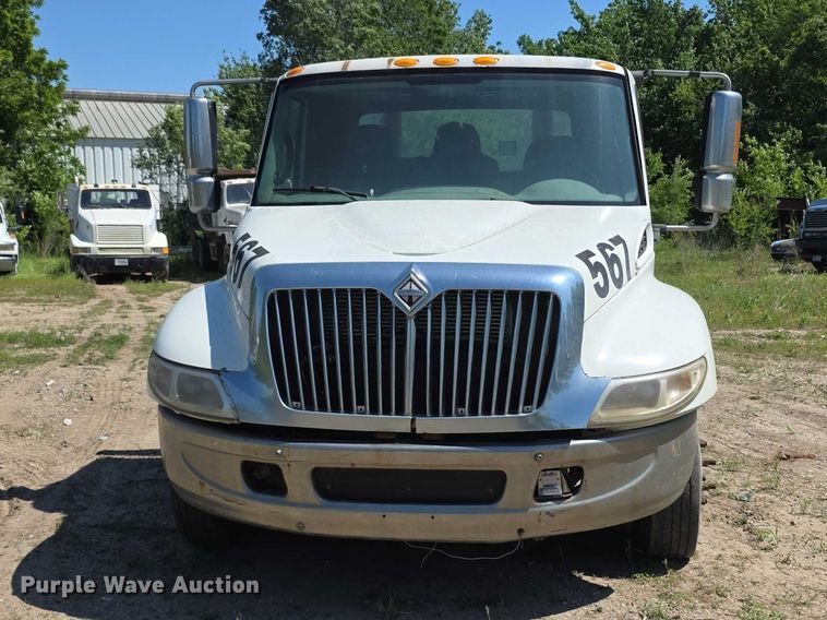 image for item FH6026 2002 International 4300 rollback truck