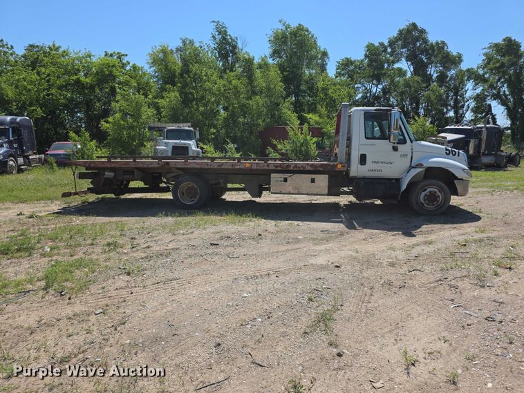 image for item FH6026 2002 International 4300 rollback truck