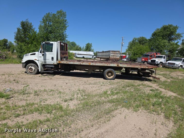 image for item FH6026 2002 International 4300 rollback truck