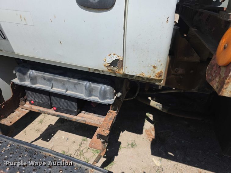 image for item FH6026 2002 International 4300 rollback truck