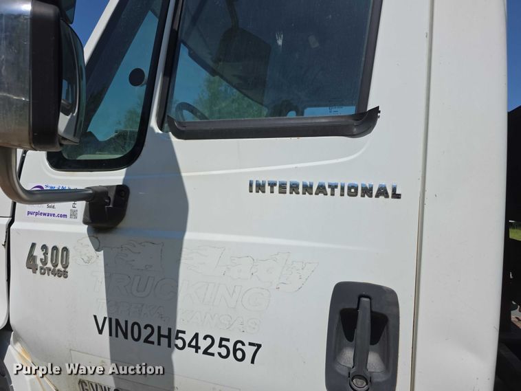 image for item FH6026 2002 International 4300 rollback truck