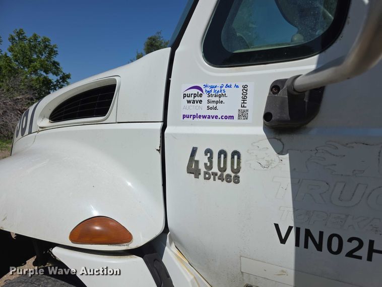 image for item FH6026 2002 International 4300 rollback truck
