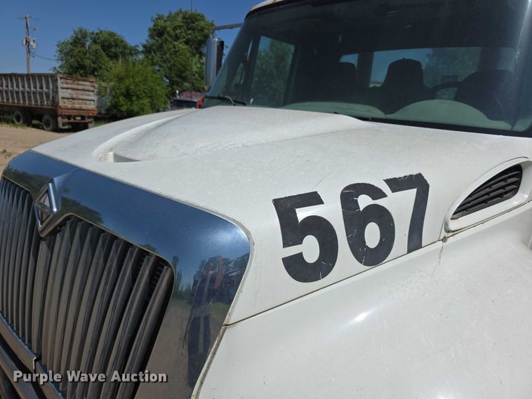 image for item FH6026 2002 International 4300 rollback truck