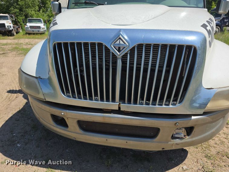 image for item FH6026 2002 International 4300 rollback truck