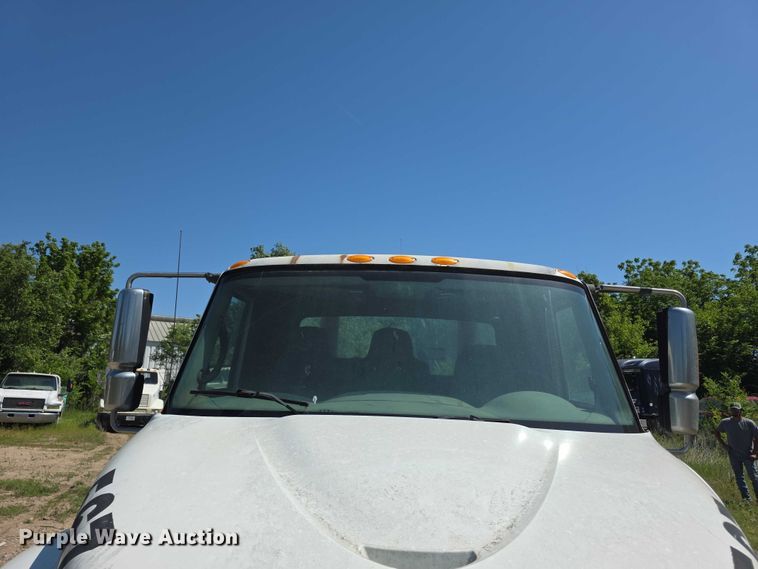 image for item FH6026 2002 International 4300 rollback truck