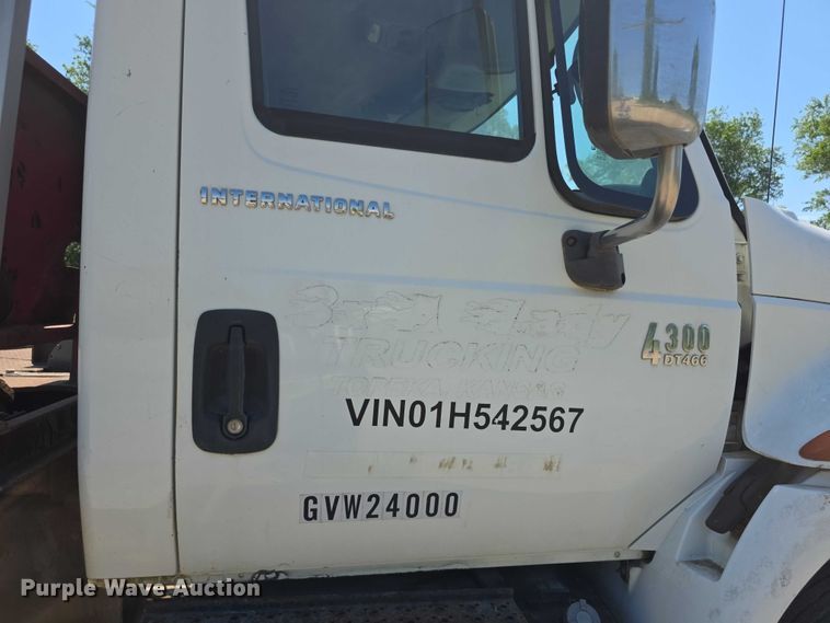 image for item FH6026 2002 International 4300 rollback truck