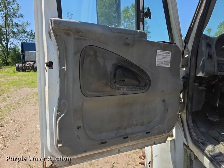 image for item FH6026 2002 International 4300 rollback truck