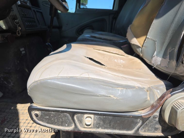 image for item FH6026 2002 International 4300 rollback truck