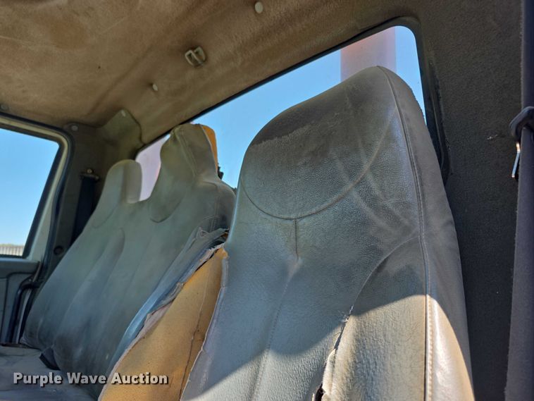image for item FH6026 2002 International 4300 rollback truck